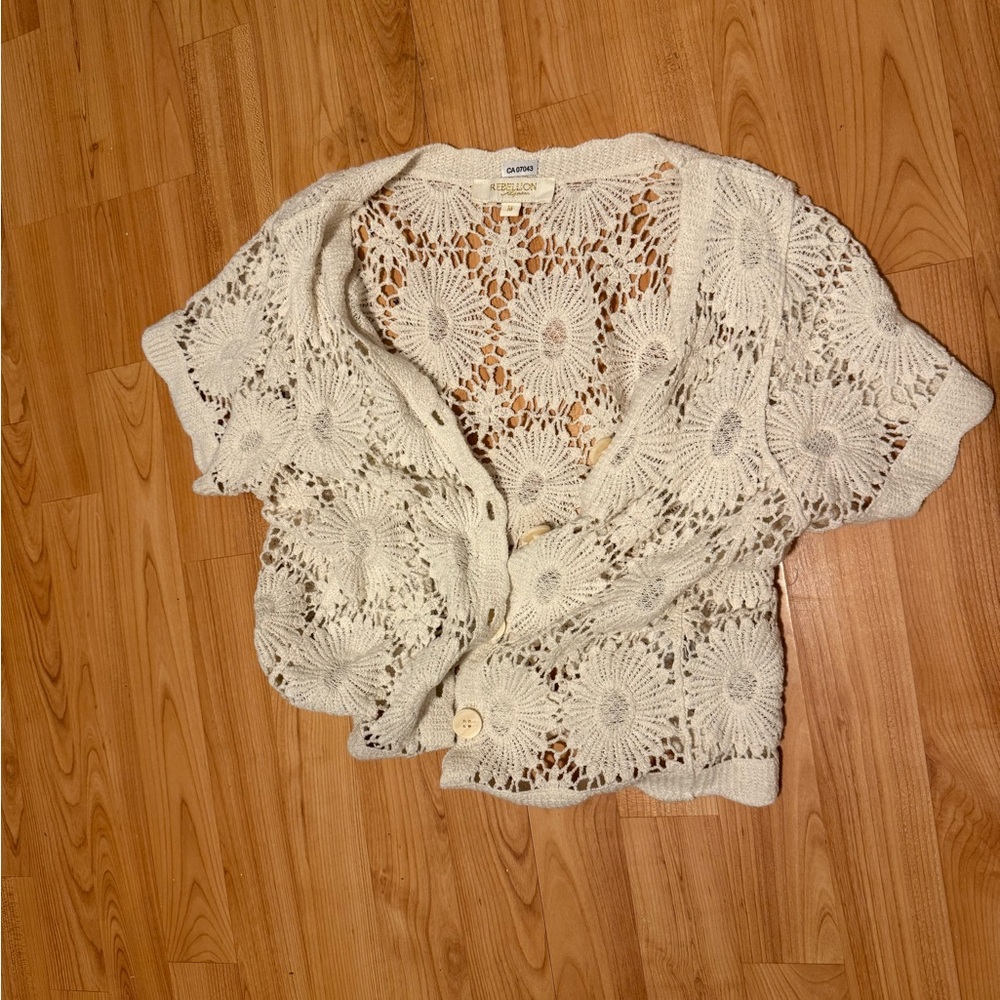 Cream t-shirt flower cardigan with a crochet look (machine knit)
